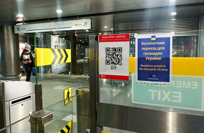 Warszawa: Łatwiej do metra. Jedna z bramek otwarta