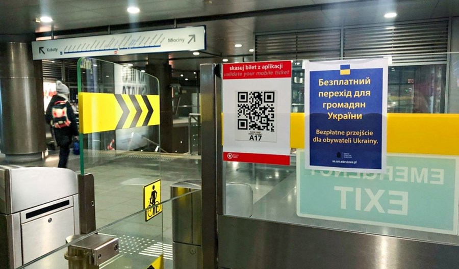Warszawa: Łatwiej do metra. Jedna z bramek otwarta Warszawa: Łatwiej do metra. Jedna z bramek otwarta