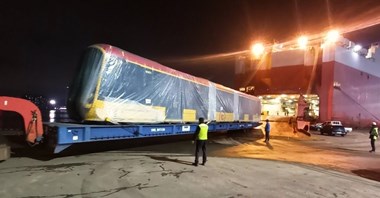 Pierwsze dwa Hyundaie własnością Tramwajów Warszawskich. Płynie pierwszy krótki