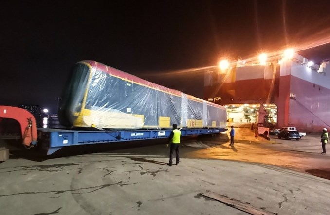 Pierwsze dwa Hyundaie własnością Tramwajów Warszawskich. Płynie pierwszy krótki