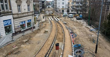 Poznań. Na ul. 28 Czerwca 1956 r. widać już fragmenty nowego torowiska