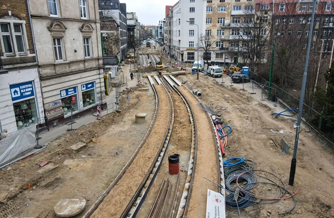 Poznań. Na ul. 28 Czerwca 1956 r. widać już fragmenty nowego torowiska