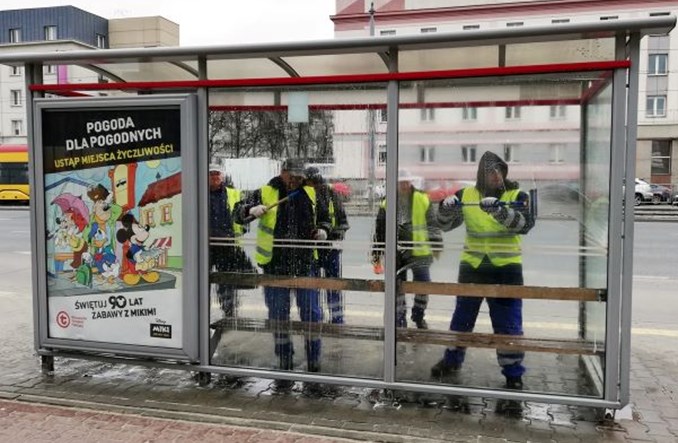 Warszawa: Przystankowe wiaty na błysk