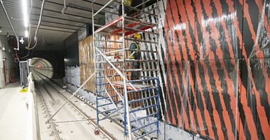 Metro na Bródno zwróci uwagę barwnymi ścianami zatorowymi