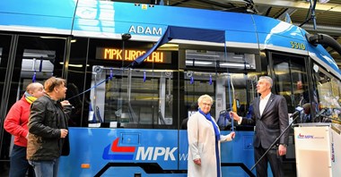 Legendarny koszykarz Adam Wójcik patronem wrocławskiego tramwaju 