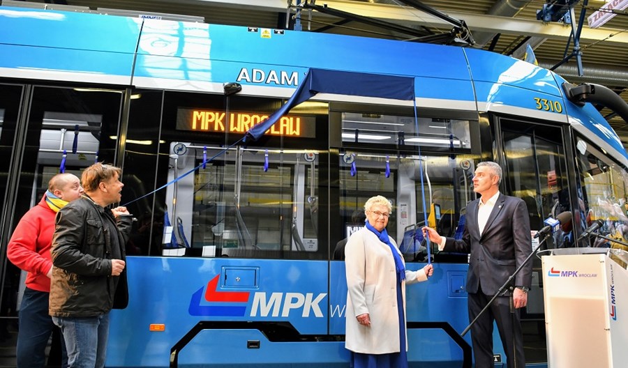 Legendarny koszykarz Adam Wójcik patronem wrocławskiego tramwaju 