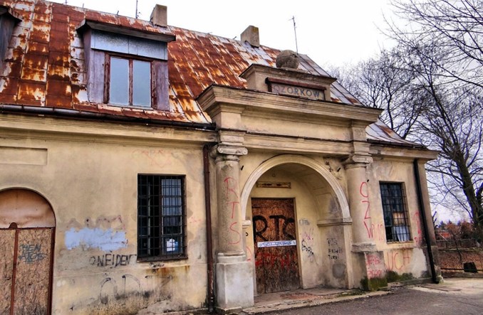 Ozorków: Zamknięty dworzec kolejowy na razie bez remontu 