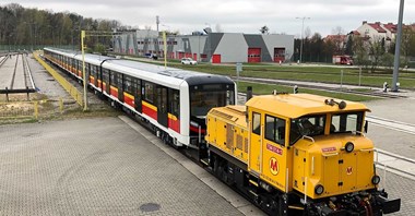 Pierwszy skład metra Škoda Varsovia dotarł do Warszawy