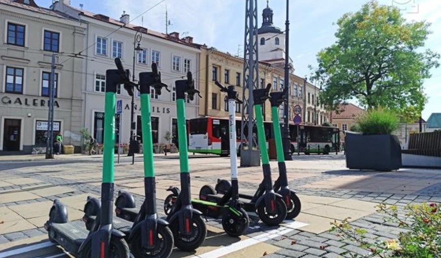 Lug Light Factory: Jest pomysł na bałagan z hulajnogami elektrycznymi Lug Light Factory: Jest pomysł na bałagan z hulajnogami elektrycznymi