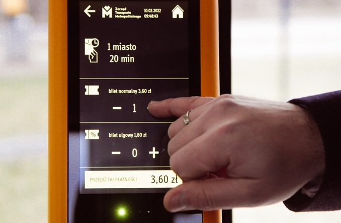 Płatności zbliżeniowe w Zarządzie Transportu Metropolitalnego. Rozstrzygnięty przetarg na kasowniki
