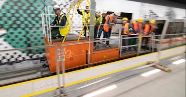Metro na Bródno: Wjechał skrajnik, pierwsze odbiory