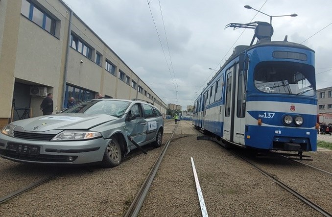 Jakie są skutki zderzenia auta z tramwajem?