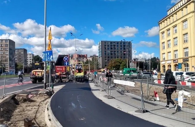 Wrocław. Budowa drogi rowerowej na pl. Jana Pawła II na finiszu