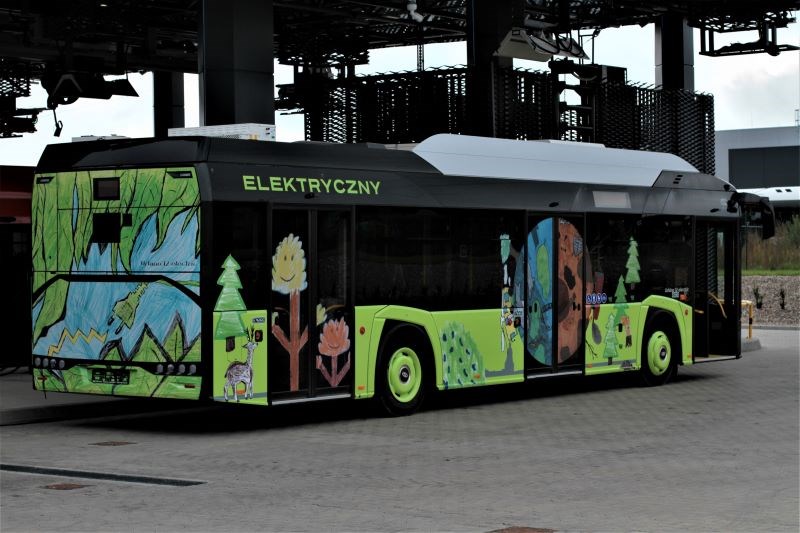 Elektrobus, którego malowanie zaprojektowały dzieci