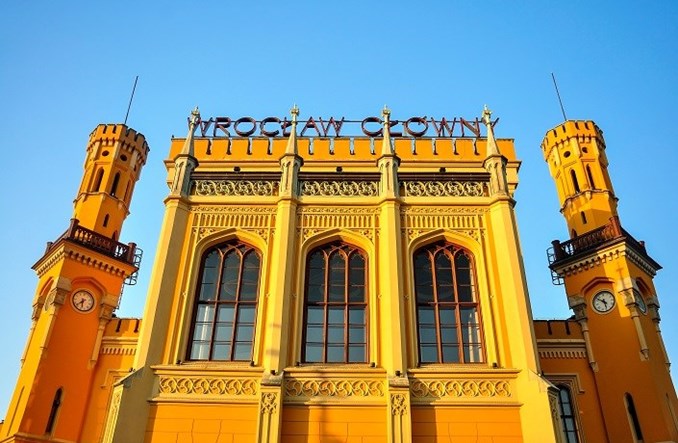 Zabytkowe dworce kolejowe w Polsce. Wiele z nich znajduje się w popularnych miejscowościach turystycznych