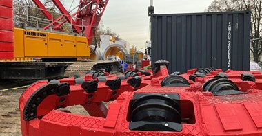Warszawa: Tarcza Jolanta pod tramwajem na Gagarina