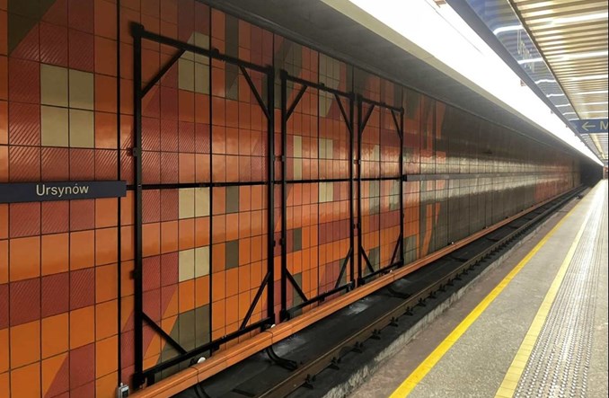 Konserwator zabytków w metrze. Przez reklamy