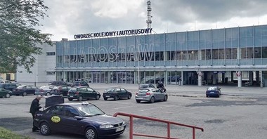 Jarosław. Droga oferta na projekt zielonej wiaty centrum przesiadkowego