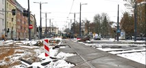 Olsztyn. Mimo zimy budowa tramwaju postępuje. Rozwieszanie sieci trakcyjnej