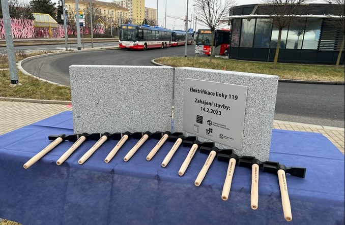 Praga rozpoczyna elektryfikację linii do lotniska dla dwuprzegubowch trolejbusów