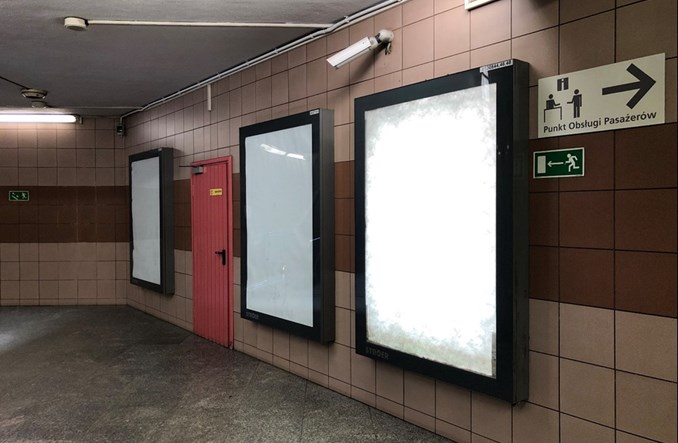 Stroer grozi pozwem ws. reklam w metrze. Trzaskowski: Decyzje powinny być transparentne