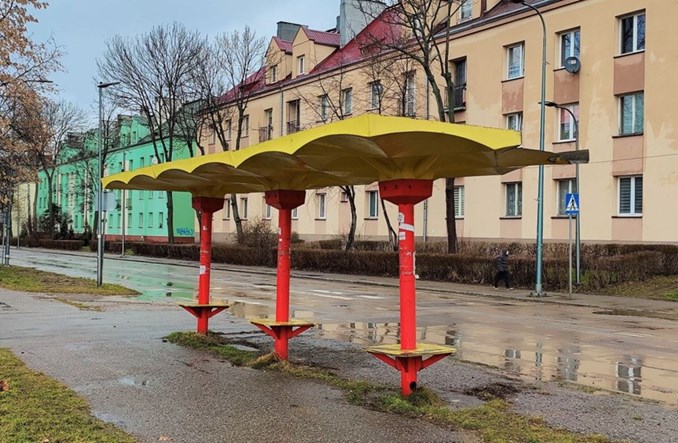 Co z charakterystyczną wiatą przystankową z D. Górniczej?