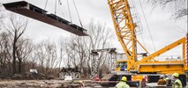 Warszawa: Kładka przez Wisłę. Stalowe konstrukcje już nad rzeką