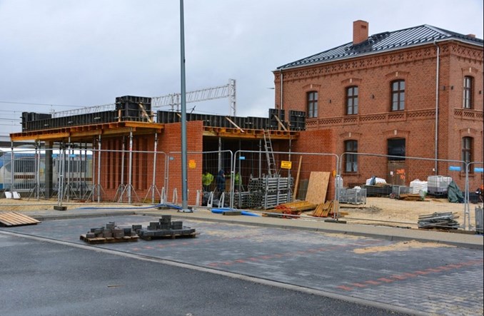 Trwa budowa letniej poczekalni na stacji Dąbrowa Górnicza