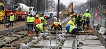 Warszawa: Na Gagarina ruszyło betonowanie torowiska tramwajowego [zdjęcia]