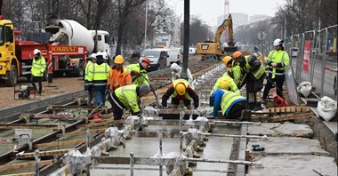 Warszawa: Na Gagarina ruszyło betonowanie torowiska tramwajowego [zdjęcia]
