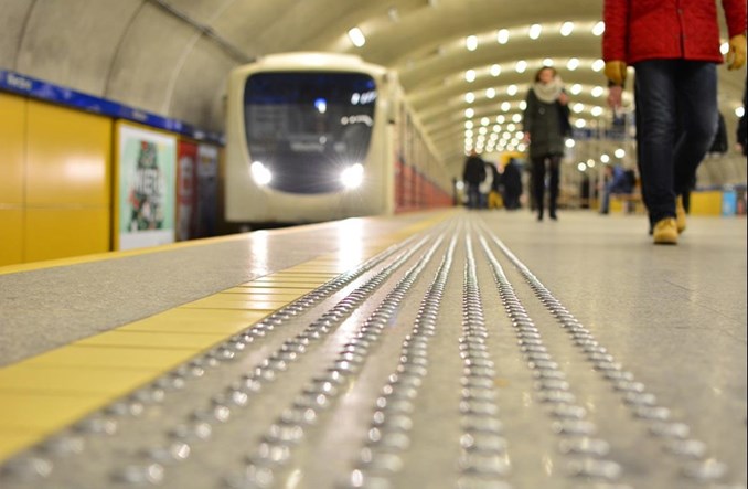 Warszawa szykuje zmiany w przepisach. Będzie można karać za bagaż bez opieki