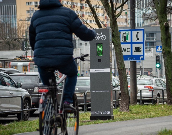 Wprowadzone przez firmę Yunex totemy rowerowe ułatwiające poruszanie się cyklistów po mieście Warszawa