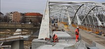 Kraków: Postępuje budowa kładki Grzegórzki – Zabłocie przy moście kolejowym