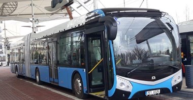 Przegubowy elektrobus firmy SOR debiutuje w Hradcu Králové