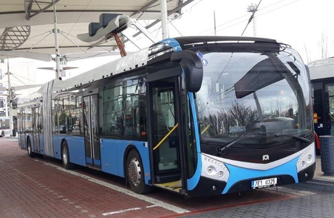 Przegubowy elektrobus firmy SOR debiutuje w Hradcu Králové