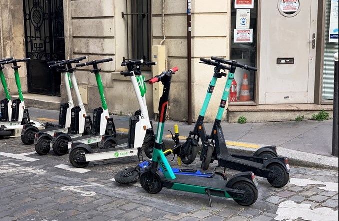 Paryżanie przeciwko e-hulajnogom. Magistrat zapowiada zmiany