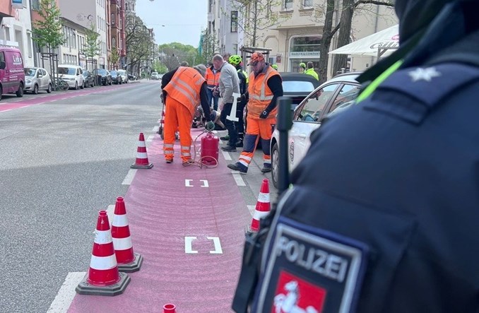 Hanowerska policja kontroluje bezpieczną odległość od roweru