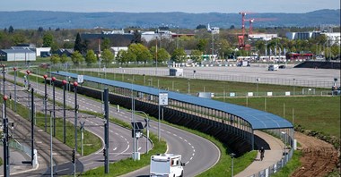 Niemcy: Otwarto pierwszą drogę rowerową z fotowoltaicznym zadaszeniem