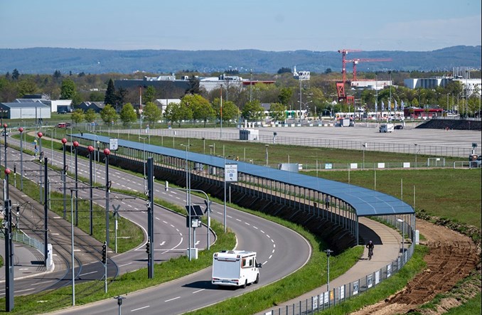 Niemcy: Otwarto pierwszą drogę rowerową z fotowoltaicznym zadaszeniem