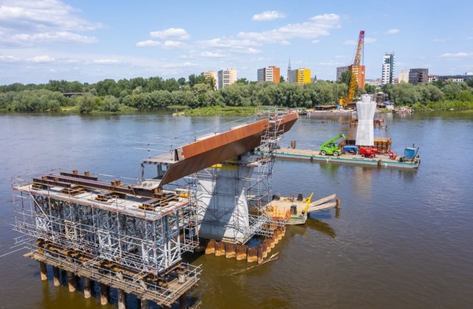 Warszawa: Ruszył montaż stalowych elementów kładki przez Wisłę