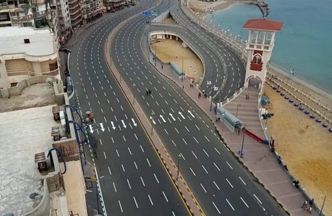 Egipt: Estakada autostradowa w Aleksandrii przy… plaży