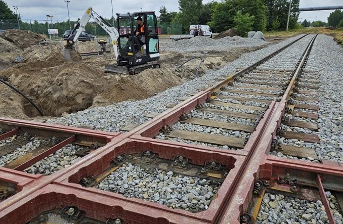 Toruński tramwaj na Jar. Trwa montaż przejazdu kolejowo-tramwajowego