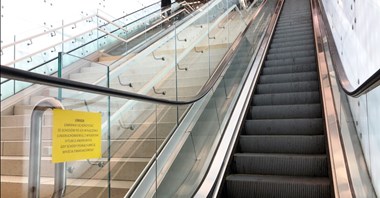 Metro zakazuje chodzenia po stojących schodach ruchomych