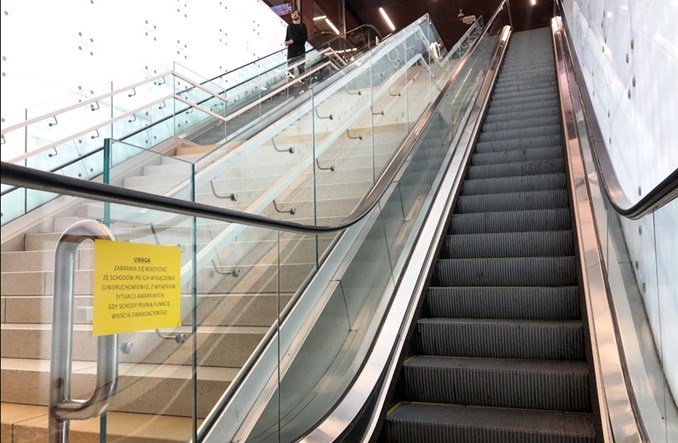 Metro zakazuje chodzenia po stojących schodach ruchomych