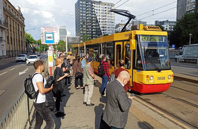 Przesiadki po warszawsku. Wiata bez przystanku, przystanek bez wiaty