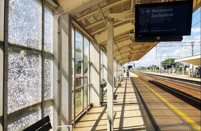 Pękające szyby na przystanku Warszawa Włochy. Będzie wymiana