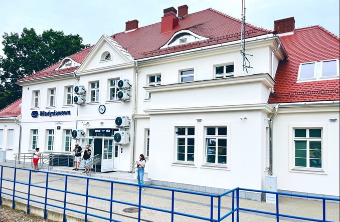 Liczne klimatyzatory na elewacji zabytkowego dworca. PKP SA: Tak ma być