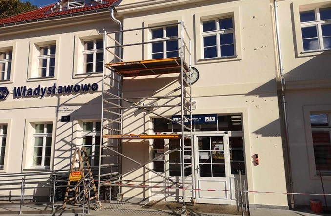 Szpecące władysławowski dworzec klimatyzatory jednak znikają