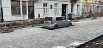 Łódź: Budowa nie może czekać, a zaparkowany samochód nie do ruszenia