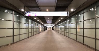 Metro oszczędza, wyłączając oświetlenie stacji